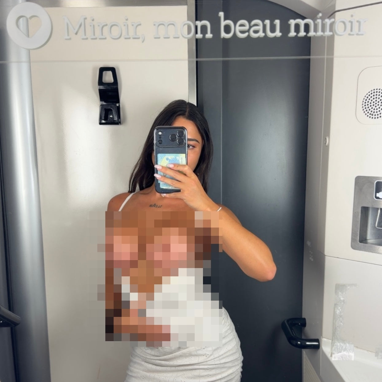 Nudes dans le train (seins refaits)
