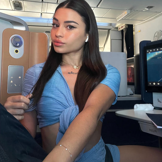 Nudes dans l’avion (seins naturels)